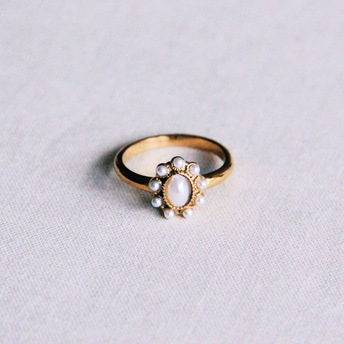 Vintage ring in roestvrij staal met parelstenen - goudkleurig